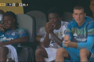 0-3落后还偷笑皇马球迷怒喷维尼修斯：他的职业道德去哪了？