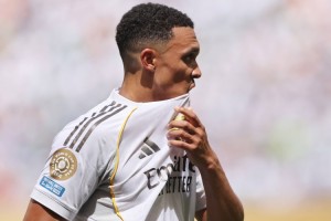 世俱杯-仍需努力…阿诺德西甲首秀1被过&amp;多项防守数据挂0，队内评分最低